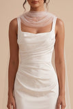 Vestido de noiva longo de decote quadrado, decote quadrado e franzido em cetim branco com capa