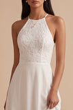 Vestido de noiva comprido em renda de chiffon com corte branco em linha A