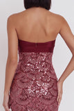 Vestido de cocktail curto cortado sem alças com Lantejoulas Borgonha Bodycon