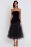 Vestido de cocktail midi preto de veludo e tule sem alças, sem alças