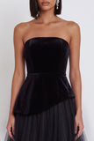 Vestido de cocktail midi preto de veludo e tule sem alças, sem alças