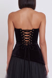 Vestido de cocktail midi preto de veludo e tule sem alças, sem alças