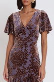 Vestido cocktail Midi Cocktail Midi Veludo de Veludo Ameixa com Decote em V, Mangas Flutter com Folhos Ondulados