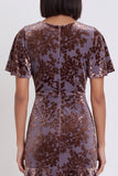 Vestido cocktail Midi Cocktail Midi Veludo de Veludo Ameixa com Decote em V, Mangas Flutter com Folhos Ondulados