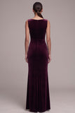 Vestido de veludo longo franzido com gola bata e decote cabernet, com fenda