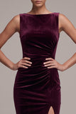 Vestido de veludo longo franzido com gola bata e decote cabernet, com fenda