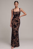 Vestido de veludo maxi com decote quadrado com decote quadrado de café sereia