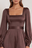 Vestido Maxi de Cetim de Manga Longa com decote quadrado e decote quadrado de mangas longas de espresso com fenda