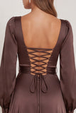 Vestido Maxi de Cetim de Manga Longa com decote quadrado e decote quadrado de mangas longas de espresso com fenda