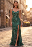 Vestido de baile de finalistas verde escuro com lantejoulas verde-escuras brilhantes com alças finas