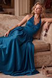 Vestido comprido de convidado de casamento de cetim plissado em cetim azul pavão com renda