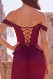Vestido comprido de baile com contas e franjas em bordô com franjas em ombros descobertos, vestido comprido de baile
