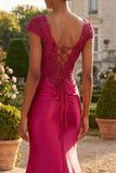 Vestido longo de baile de sereia com aplicações de lantejoulas em borgonha e fenda