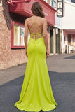 Vestido de baile de finalista amarelo mustarda com gola redonda e fenda