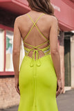 Vestido de baile de finalista amarelo mustarda com gola redonda e fenda
