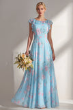Um vestido longo de dama de honor floral estampado em chiffon azul com folhos