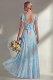 Um vestido longo de dama de honor floral estampado em chiffon azul com folhos