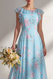 Um vestido longo de dama de honor floral estampado em chiffon azul com folhos