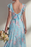 Um vestido longo de dama de honor floral estampado em chiffon azul com folhos