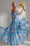 Vestido comprido de dama de honor com flor amarela cor-de-rosa no ombro e folhos