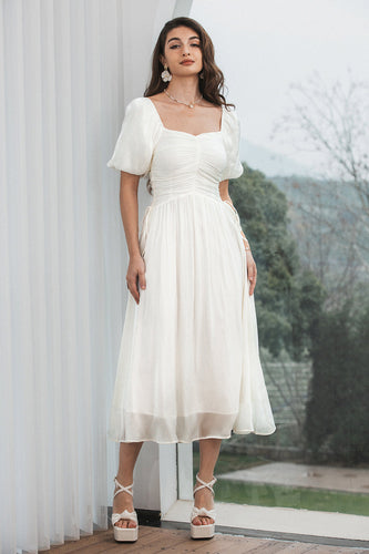 Um vestidinho branco plissado com mangas puff