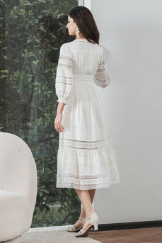 Vestido branco de renda comprimento de chá com mangas compridas