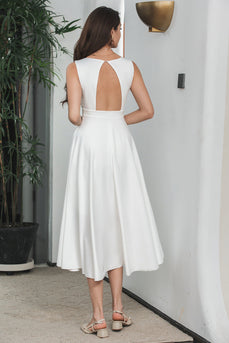 Um vestido branco sem mangas de pescoço V Line V com costas ocas