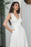 Um vestido branco sem mangas de pescoço V Line V com costas ocas
