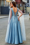Vestido de baile azul brilhante com decote em V e mangas cape