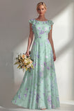 Um vestido longo de dama de honor floral estampado em chiffon azul com folhos