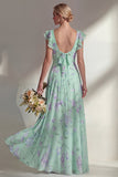 Um vestido longo de dama de honor floral estampado em chiffon azul com folhos