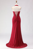 Vestido de baile comprido com renda de sereia vermelho escuro com contas e fenda