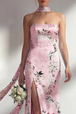 Vestido comprido de dama de honor floral sem alças cor-de-rosa sereia com fenda