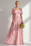 Vestido comprido de dama de honor com flor amarela cor-de-rosa no ombro e folhos