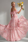 Vestido comprido de dama de honor com flor amarela cor-de-rosa no ombro e folhos