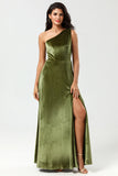 Um ombro uma linha Velvet vestido verde dama de honra com fenda