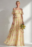 Vestido comprido de dama de honor com flor amarela cor-de-rosa no ombro e folhos