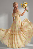 Vestido comprido de dama de honor com flor amarela cor-de-rosa no ombro e folhos