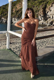Vestido de Cerimónia Longo em Chiffon Castanho Escuro com Coração e Folhos