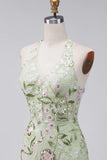 Vestido de Homecoming com espartilho transparente com decote transparente e decote helistrado verde sálvia bordado
