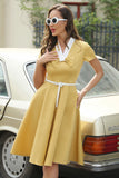 V Vestido amarelo de pescoço de 1950 com cinto