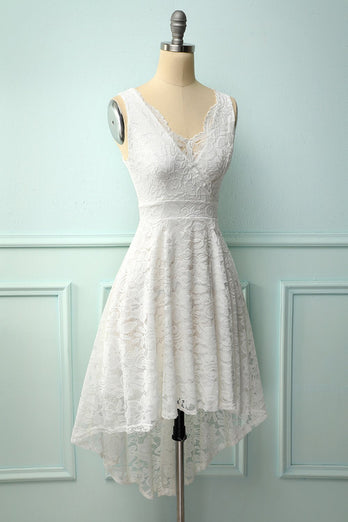 Vestido de renda branca com decote em v