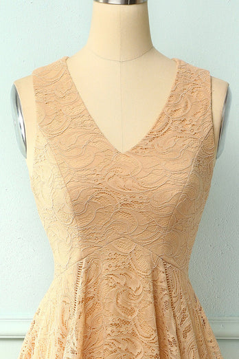 Vestido assimétrico de renda com decote em v e champanhe