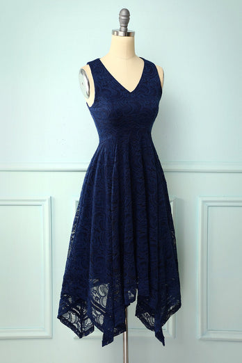 Vestido assimétrico em renda com decote em v azul marinho