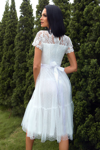 Um vestido de festa de casamento de renda branca de linha branca