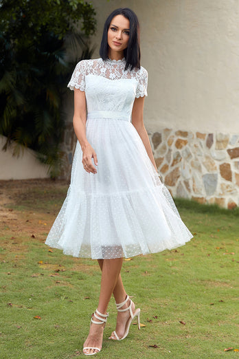 Um vestido de festa de casamento de renda branca de linha branca