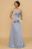 Um vestido de dama de honra de cetim azul assimétrico de pescoço assimétrico cinza