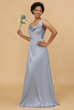 Um vestido de dama de honra de cetim azul assimétrico de pescoço assimétrico cinza