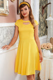 Buraco amarelo do vestido redondo do pescoço vintage