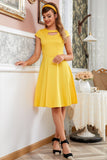 Buraco amarelo do vestido redondo do pescoço vintage